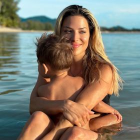 Eva Perkausová s mladším synkem v moři.