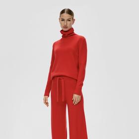 Monochromatické červené outfity patří k současným trendy hitům. Úpletový set výrazný odstín příjemně osvěží. (s.Oliver, kalhoty 1 999 Kč, pulover 1 899 Kč)