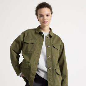 Hodit se perfektně bude i tzv. worker jacket, propínací bunda s límcem a kapsami. (Lindex, 1 999 Kč)