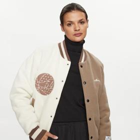 Nepřehlížejte ani hravé modely bomberu, které se zhlédly ve sportovní klubové módě. (Mercer Amsterdam, 8 860 Kč)