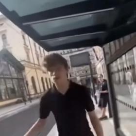 Mladý muž vypadal velmi agresivně.