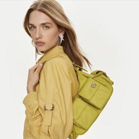 Kabelku typu cargo můžete nosit na rameni.