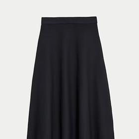 Úpletová midi sukně rozšiřující se směrem k délce. Marks&Spencer 2 599 Kč