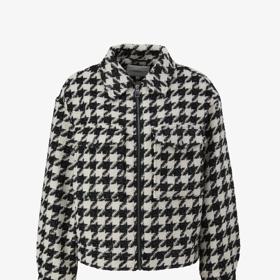 Kostce se může podobat i oblíbený podzimní motiv, tzv. kohoutí stopa. Krátkou bundu s límcem v tomto dezénu najdete u značky s.Oliver za 1 999 kč.