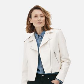 Klasická biker bunda nezkazí žádný styl. Letošní podzim patří jejím lehce neobvykle barevným variantám. (Primark, 495 Kč)