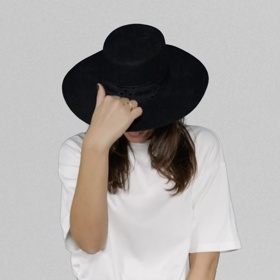 U klobouků si dejte pozor na velikost krempy. Vyšší dámy volí širší a ty s menším vzrůstem spíš užší.