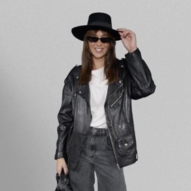 K outfitu přidejte podpatky, trendy kabelku a sluneční brýle a budete za rebelku.