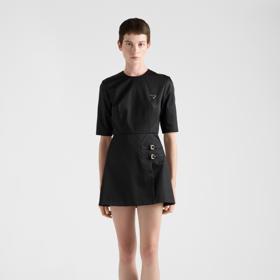 Herečce Janě Strykové snad šaty sluší více než modelce na oficiálních snímcích značky. Cena těchto šatů se v přepočtu blíží 50 tisícům Kč.