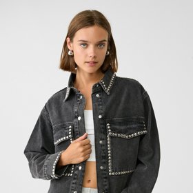 Buda typu worker, či lehčí košilová bunda z denimu získá díky netradičnímu zdobení zcela nový look. (Stradivarius, 1 499 Kč)