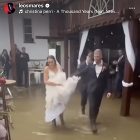 Nevěsta Agáta musela dávat pozor na svatební šaty. 