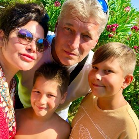 Ilona Csáková s oběma syny a s manželem Radkem Vonešem. 