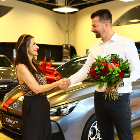 Eva převzala nové auto.