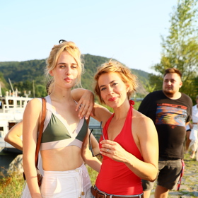 Dívky šly do plavek. 