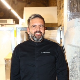 I když nikoho aktivně nehledá, krásné ženy si k němu cestu do restaurace nacházejí samy.