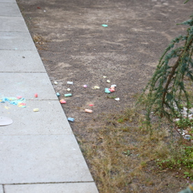 Rozházené křídy na místě.