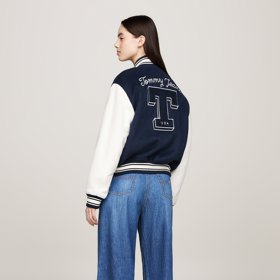 Klubová bunda s výšivkou na zádech, Tommy Hilfiger, 5 480 Kč