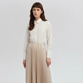 Jednoduše elegantní. Plisovaná sukně pozvedne každý podzimní outfit. (Touche Privé, 1 495 Kč)