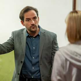 Situace je natolik vážná, že se její manžel David vrátí z Lince...