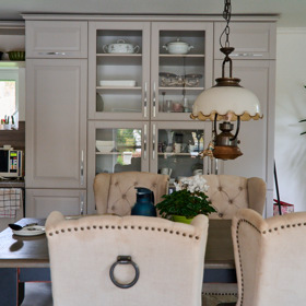 Pohled na jídelnu s kuchyní