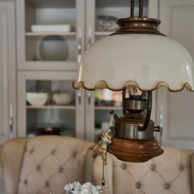 Detail na zajímavou lampu nad jídelním stolem