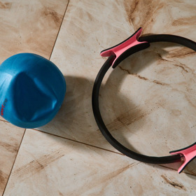 Oveball a pilates kruh - pomůcky ke cvičení v obýváku