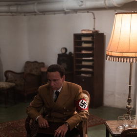 Film je příběhem největšího manipulátora všech dob, muže, který dokázal mobilizovat masy a formovat veřejné mínění tak, aby opravedlnil brutální činy druhé světové války a genocidu milionů lidí.