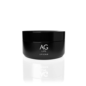 Jemný scrub na rty s vůní malin peelinguje, hydratuje a rozjasňuje rty. Složky jako cukr, jojobový olej a bambucké máslo rty vyživují a rozjasňují. Exfoliační schopnost zajišťuje cukr, díky kterému je pak peeling i sladký a společně v kombinaci se sušeným ovocem tvoří z péče jedinečný zážitek. AG Beauty, 250 Kč