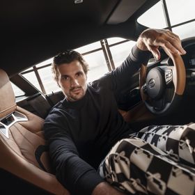 Řekli byste, že se Martin Fuksa neživí modelingem?