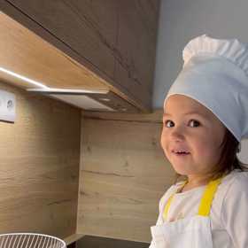 Dcera Bohuše Matuše má před sebou těsto na perníčky. Teď přijde vykrajování.