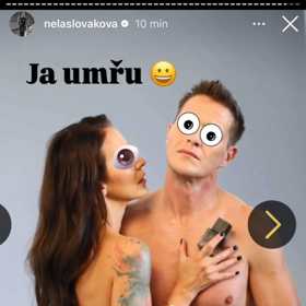 Nela umírala smíchy.