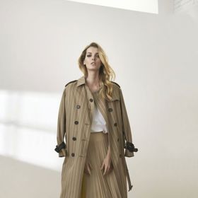 Rukopis návrhářky Ivany Meentlové zjevně herečce učaroval. Pořídila si kompletní outfit z její dílny a dodnes jej velmi stylově umí vynést, ať už pohromadě, nebo využije jen kouzla nestárnoucícho trenčkotu.