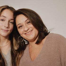 Nejnovější průzkum značky Dove odhaluje alarmující realitu. Téměř dvě třetiny mladých žen v Česku čelí narůstajícímu tlaku na vzhled, přičemž každá čtvrtá by dokonce obětovala rok života pro dosažení ideálu krásy.