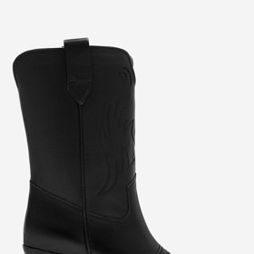 Janin outfit doladily středně vysoké kozačky ve kovbojském stylu od značky Badura. Tu pořídíte v síti obchodů CCC. (Badura, 2 499 Kč)