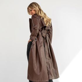 Vázání pásku má u trenčkotu spoustu povolených variant. (Dee Zee, 1 890 Kč)