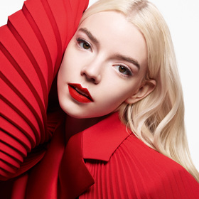 Rudé není nikdy dost. Bude nás zdobit i v nadcházejícím roce a propadnou jí opět snad všechny beauty looky jara 2025. (Dior)