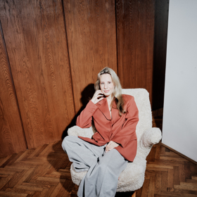 Pavla Maříková, zakladatelka značky TOUCHME, v retro křesílku "tučňák", které v její režii získalo druhý život díky novému kabátku.