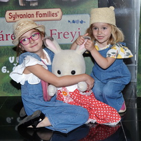 Emilka s Maruškou dělí od sebe tři roky. Saša Rašilov s manželkou Lídou se kvůli nim nedávno znovu přestěhovali do Prahy.