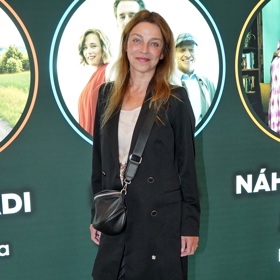 Herečka Lucie Zedníčková přišla v černém podzimním kabátu, džínách a teniskách.