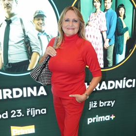 Herečka Regina Řandová oblékla kompletně červený outfit, který korunovala černými mokasínami a černo-bílou kabelkou.