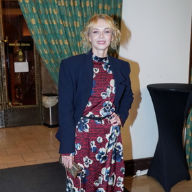 Jana Plodková tentokrát vynesla podzimní hnědé šaty s motivem květin a tmavě modré sáčko. Outfit doplnila černými kozačkami.