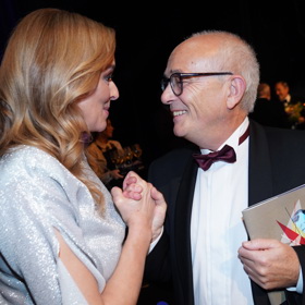 "Upravené hladké a lesklé glamour vlny se za mě hodí snad na každou příležitost a pro všechny typy vlasů," říká Honza Kořínek.