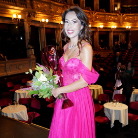 Vítězka v kategorii Opera Soňa Godarská oblékla tmavě růžové šaty se spadanými rukávy.