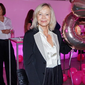 Herečka svým temně elegantním outfitem s kontrastními prvky, doladěným perlovými šperky, potvrdila svůj vytříbený módní vkus.