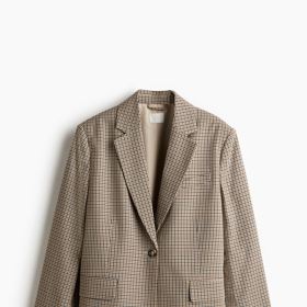 Součástí jejího outfitu je toto sako H&M za 959 Kč.