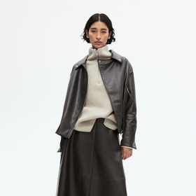 Napadlo by vás ještě nedávno postavit svetr se zipem do stylingu s širokou koženou sukní? A jak jim to spolu sluší.(H&M, 839 Kč)