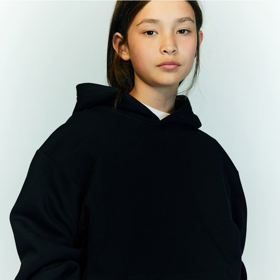 Oversize mikina s kapucí se vždy hodí. (H&M)