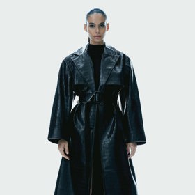 Vysoce elegantní varianta trenčkotu s  povrchem imitující korokodýlí kůži se skvěle hodí pro monochromatické outfity. (H&M, 2 199 Kč)