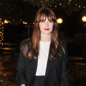 Jenovéfa Boková oblékla bílé tričko a slušivý kalhotový kostým s oversize sakem, který zčasti zdobily proužky.