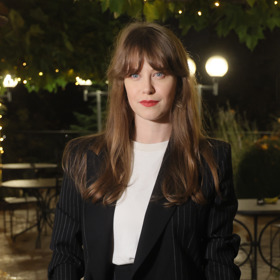 Krásná herečka má vytříbený styl a nebojí se neobvyklých kombinací. Nezaměnitelné tenisky značky Converse, které k setu saka a kalhot nazula, patří v současnosti k nově nastupujícím trendům.