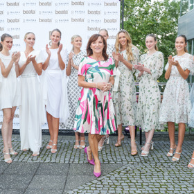 Návrhářka se svými modelkami. Hádali byste Beatě Rajské šedesátku?